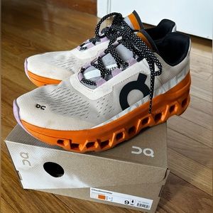 Good used on running cloudmonster sneakers W 9